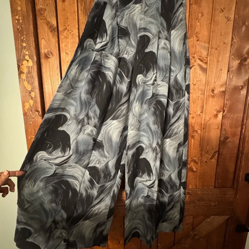 Swirl Print Wide-Leg Pants in Black and Gray - Picture 5 of 8